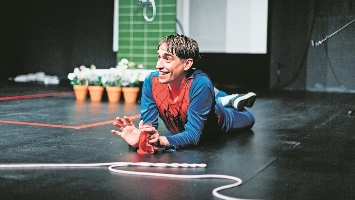 ‘El gegant del pi’ es un monólogo escrito e interpretado por Pau Vinyals.