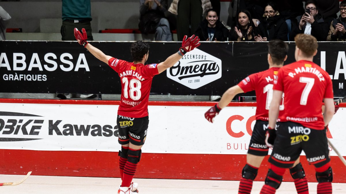 Martí Casas celebrant amb l’afició el 4-2.