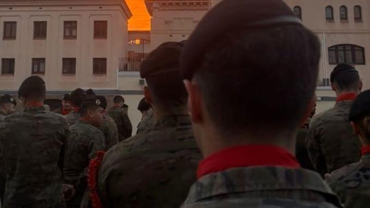 El tarragoní T.R, d’esquena, durant una cerimònia el dia de la Patrona de l’Exèrcit Espanyol.