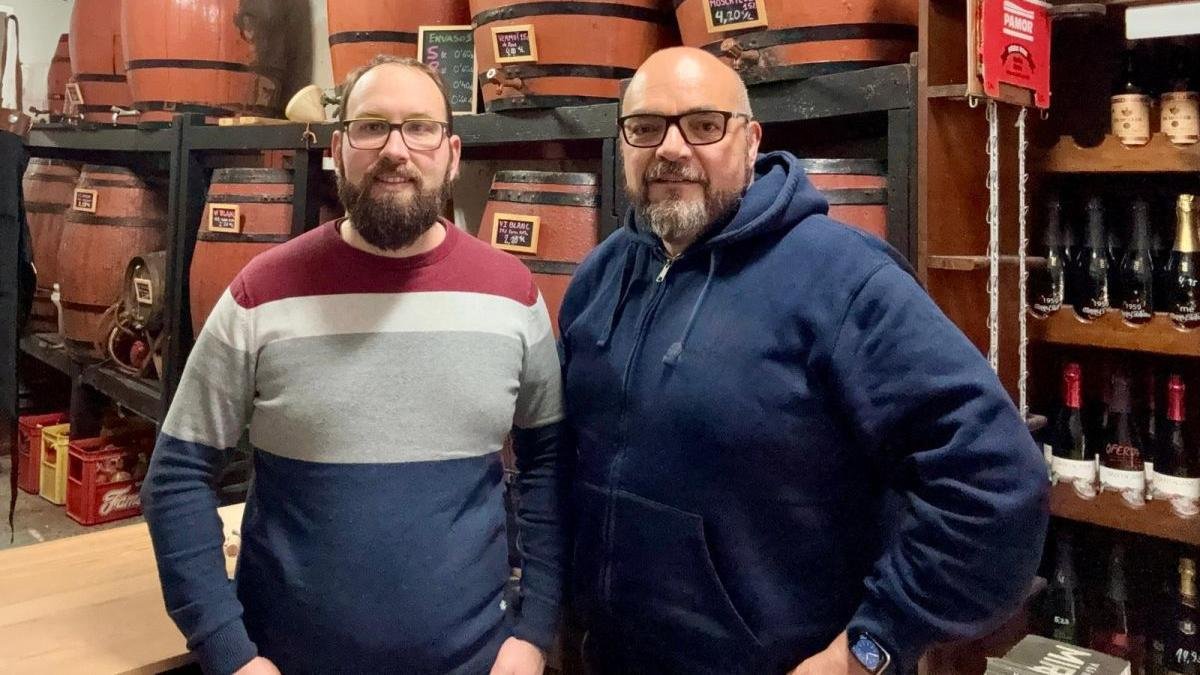 David Prats (a la dreta), procedent del món de la comunicació, agafa les regnes de Marc Niubó (esquerra) al capdavant de La Parra.