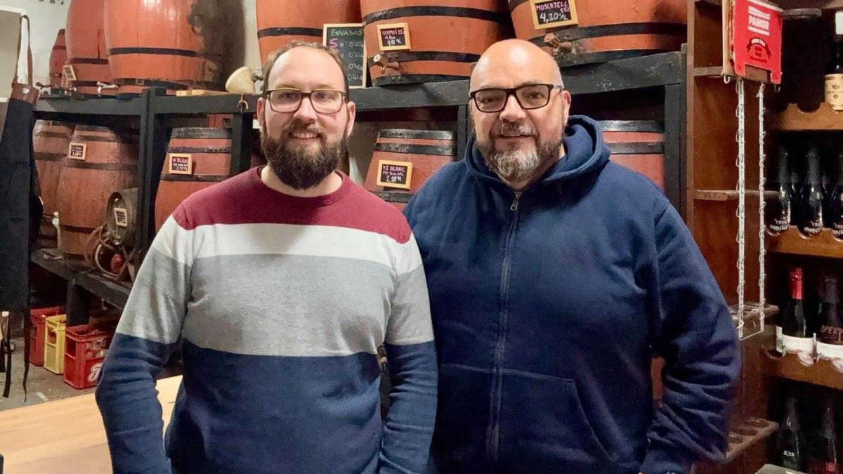 Marc Niubó (esquerra) dona el relleu de la Bodega La Parra a David Prats (dreta), procedent del món de la comunicació.