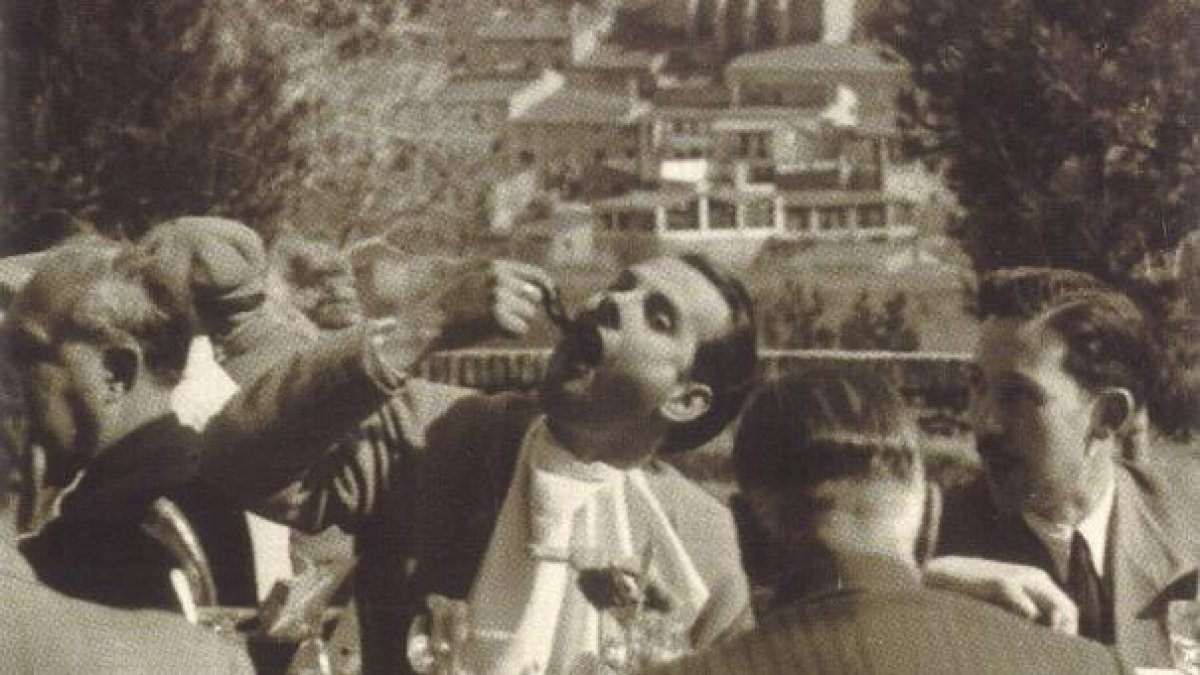 Calçotada de la Penya de l’Olla, l’any 1954, a la masia del pintor Josep M. Tost, documentada a la pàgina 159 del llibre.