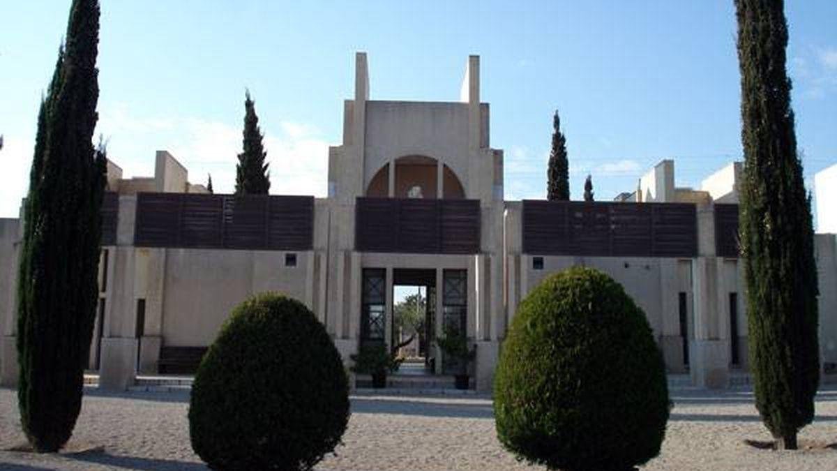 Imagen de la entrada del Cementerio Municipal.
