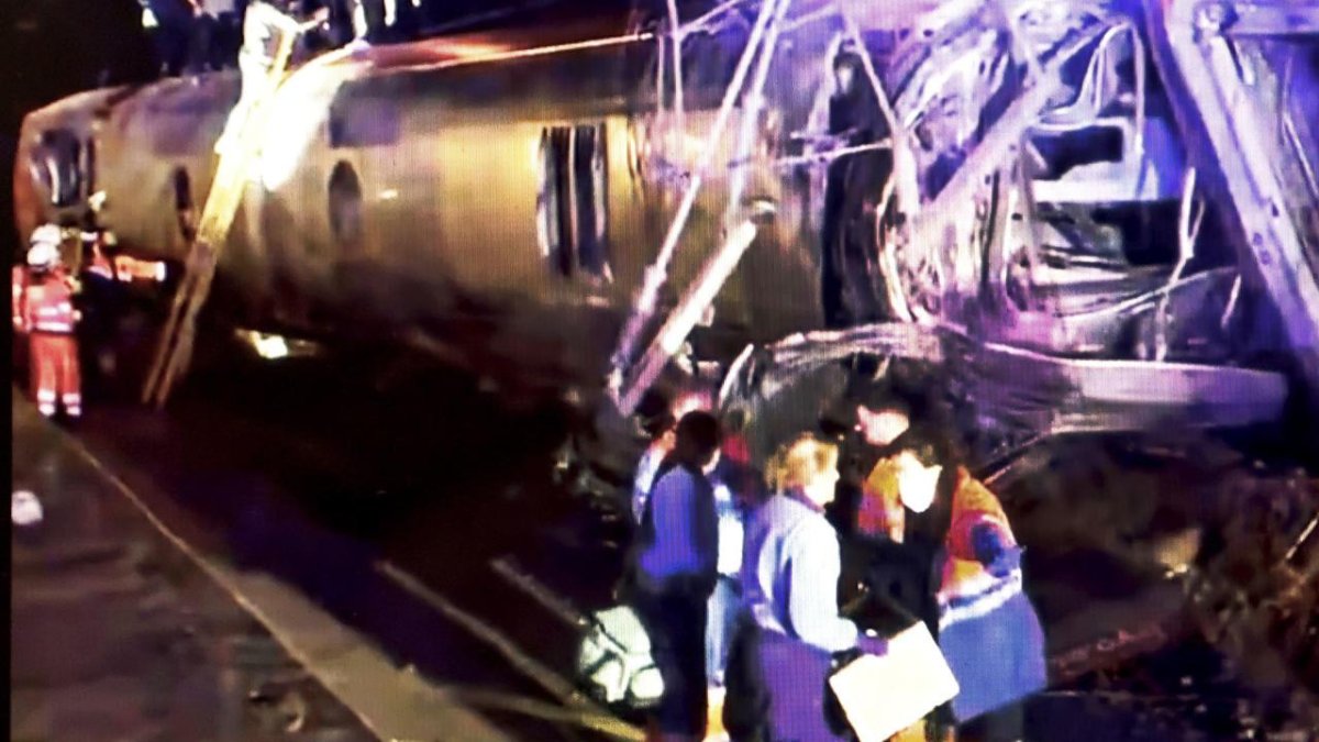 L'accident va passar a les 19.45 hores, quan un tren Iryo (Màlaga-Madrid) ha descarrilat en Adamuz i ha envaït la via contigua, per la qual circulava un altre comboi d'AVE (Madrid-Huelva), que també ha descarrilat.