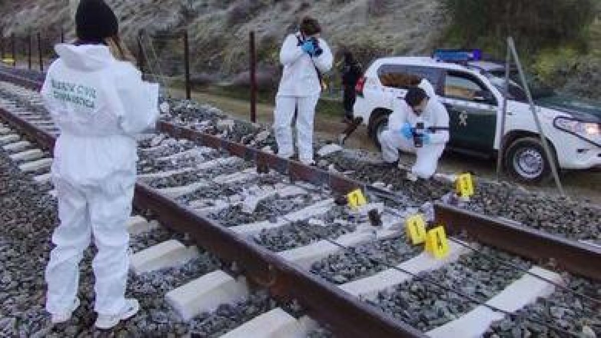 La imagen del trozo de vía destruido que está desatando todas las teorías.