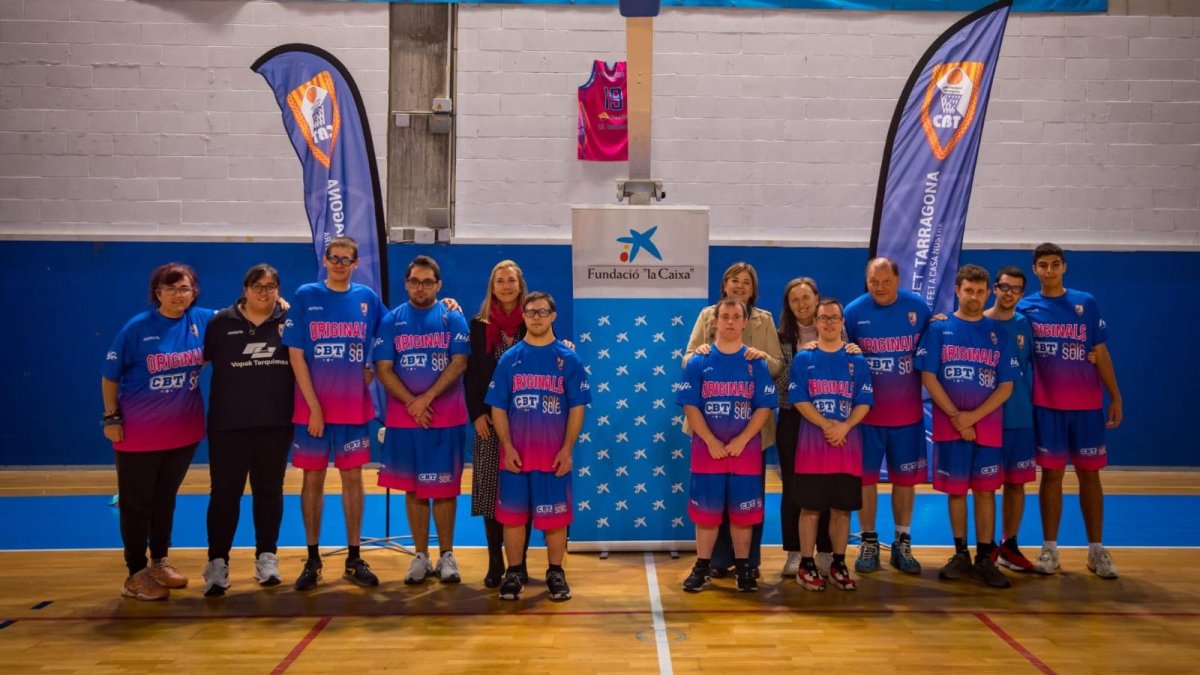 Imatge del planter d'Originals CBT durant l'acord amb Caixabank.