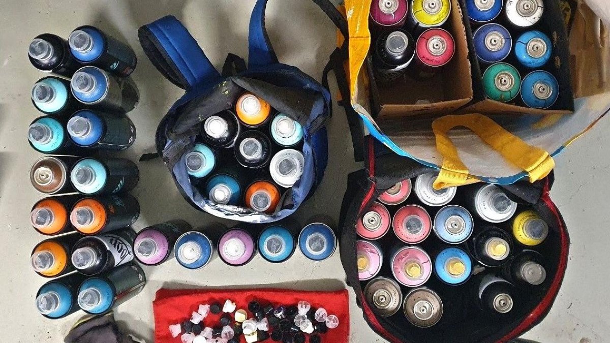 Els més de 50 esprais per fer grafitis decomissats en un control a l'N-240 al Priorat