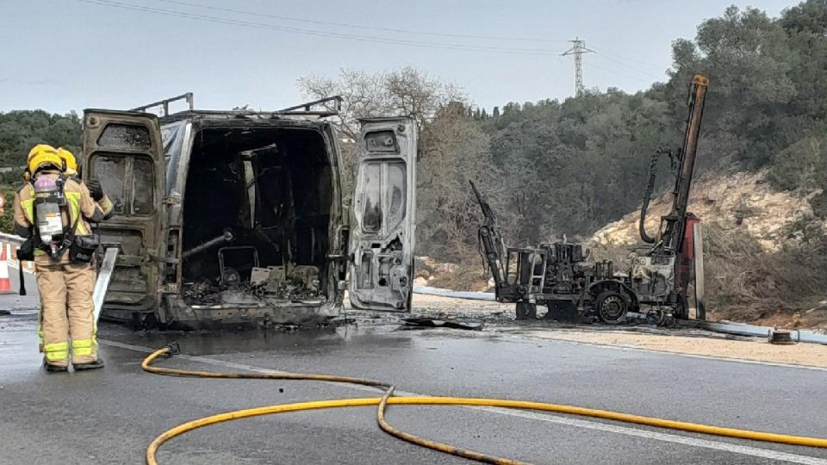 Imatge de la furgoneta cremada completament.