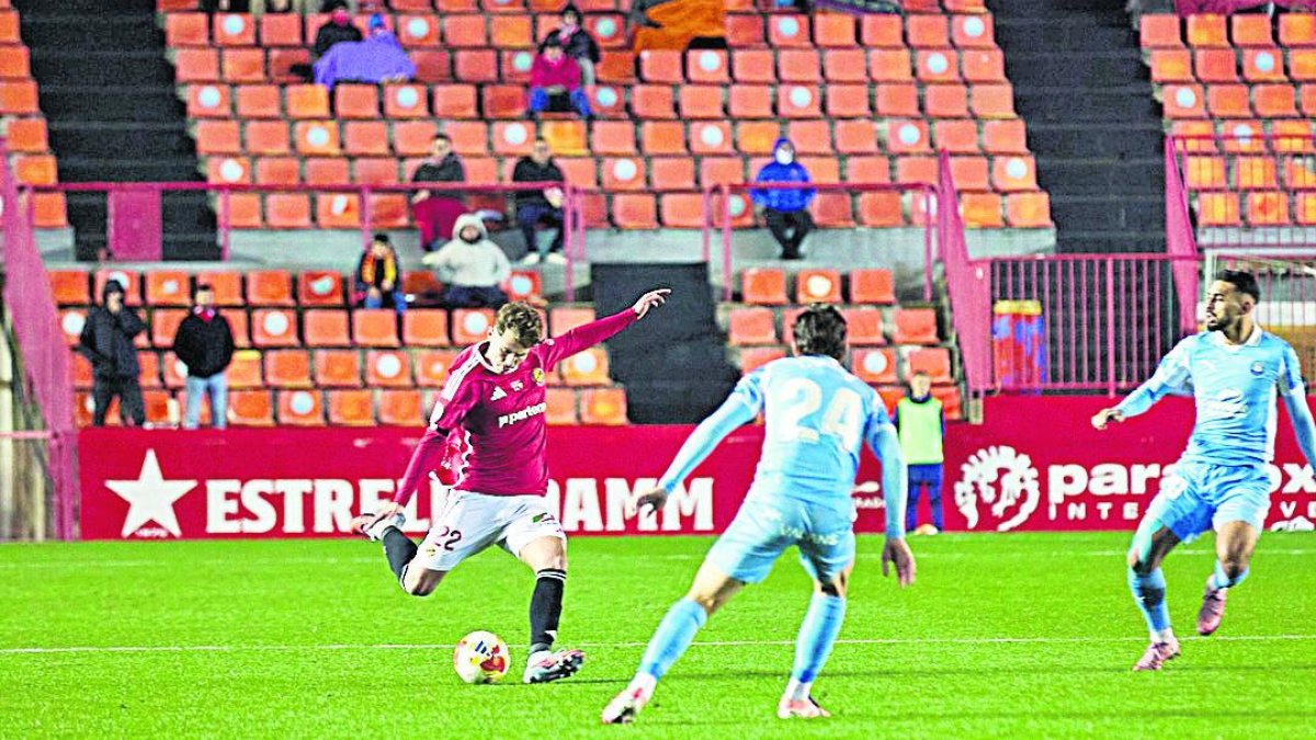 Uno de los últimos fichajes del Nàstic, Hugo Pérez, durante el duelo contra el Ibiza.