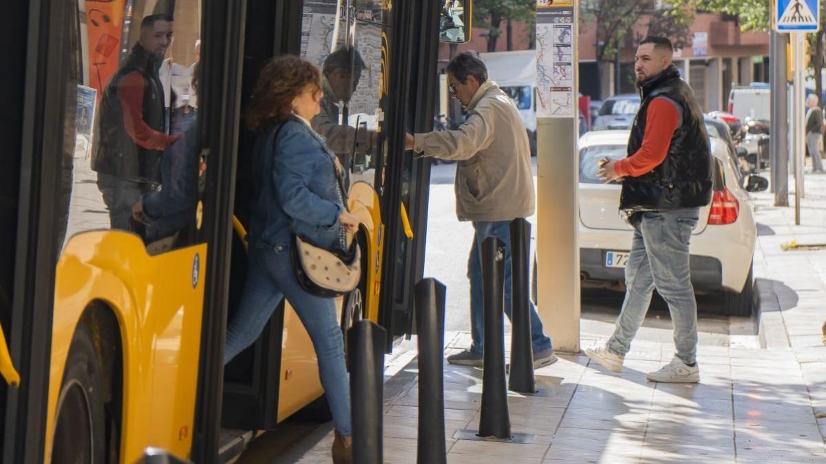 Fotografía de archivo de usuarios de la línea 10, una de las más utilizadas en la ciudad.