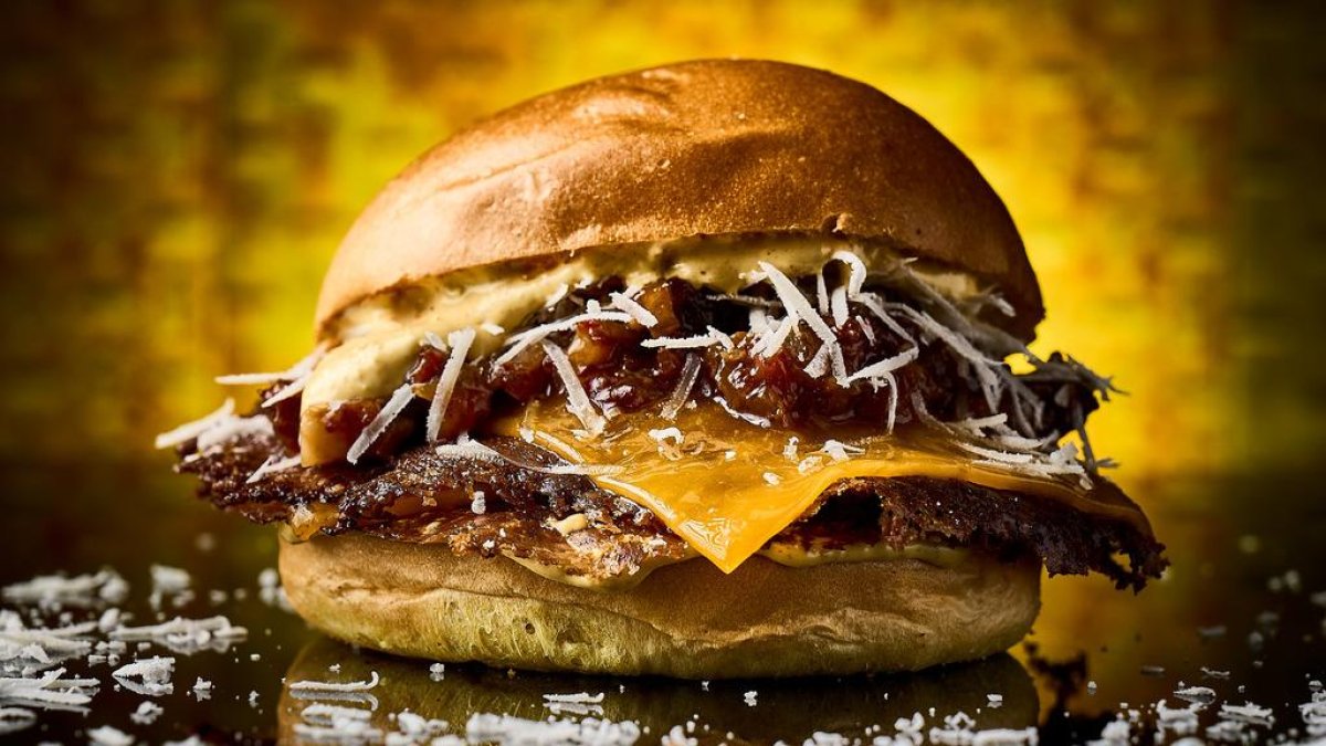 Imagen de la hamburguesa EmeriTarrako de Dealers Smash Burger de Reus. 