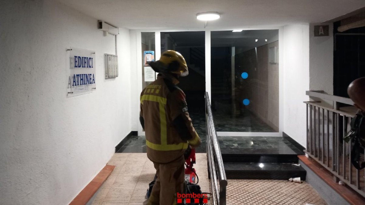 Un bomber al lloc dels fets.