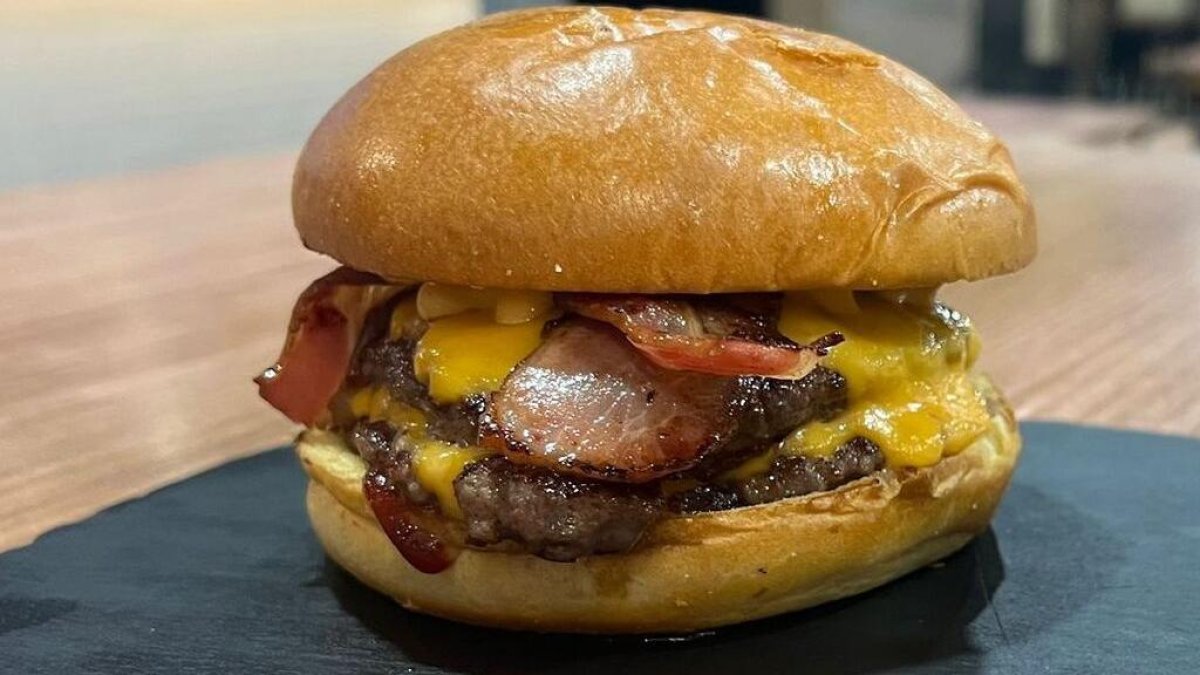 Imatge de l’hamburguesa de Calafell que aspira a convertir-se en la millor d’Espanya.