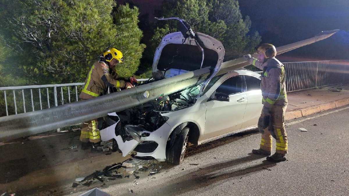 Imatge d'un accident a Calafell on un vehicle va topar amb el guarda-raïl