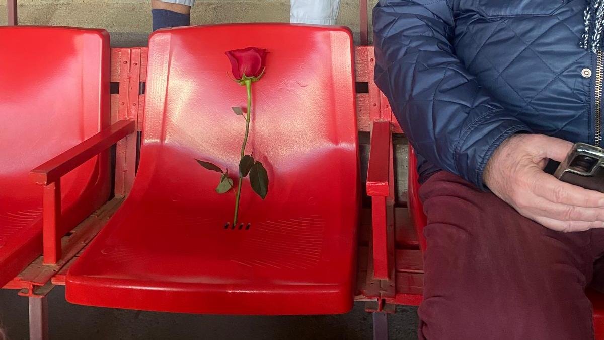 Imatge de la rosa col·locada a les grades del Nou Estadi Costa Daurada