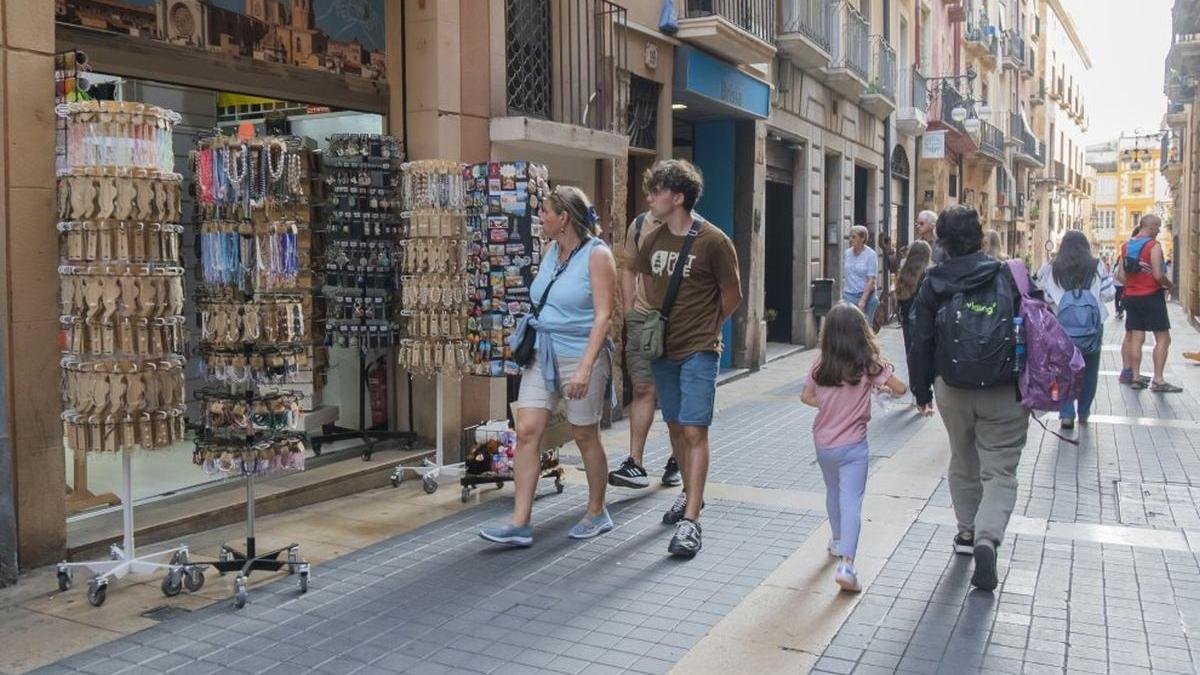 Imatge de turistes passejant pel carrer Major, a la Part Alta de la ciutat.
