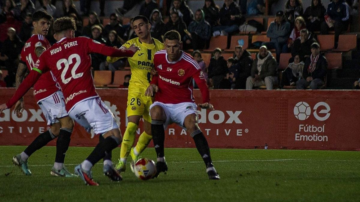 El defensor del Nàstic Pedro Alcalá durant el duel contra el Villarreal B del darrer diumenge.