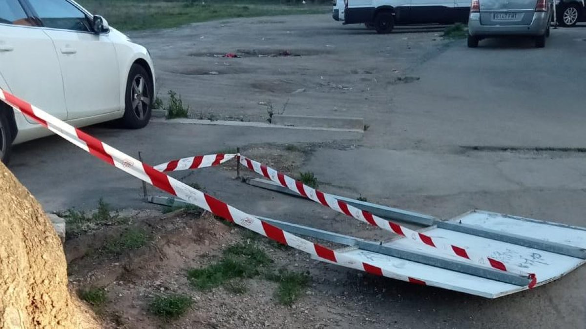 Imatge d'una senyal tombada pel vent a Riuclar.