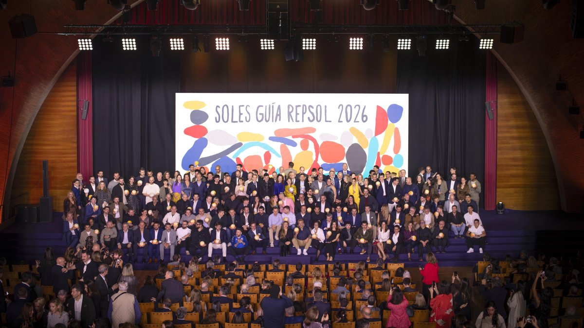 Fotografia de familia al final de la gala Soles Guía Repsol 2026.