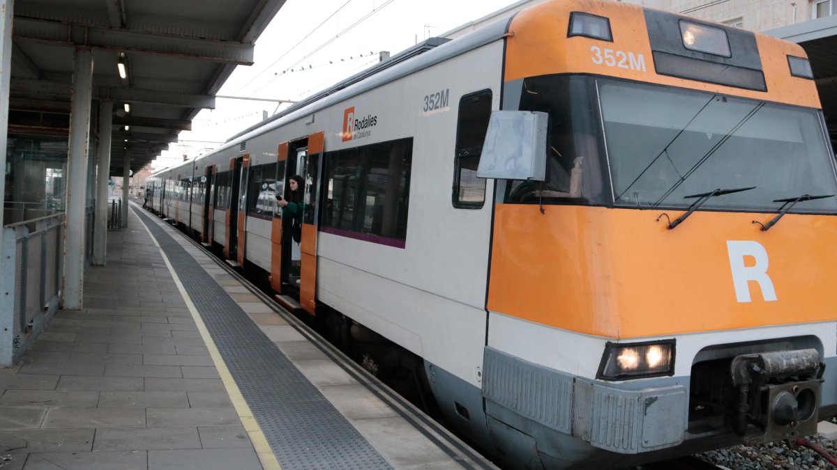 Imagen de un tren a la estación de Tarragona.
