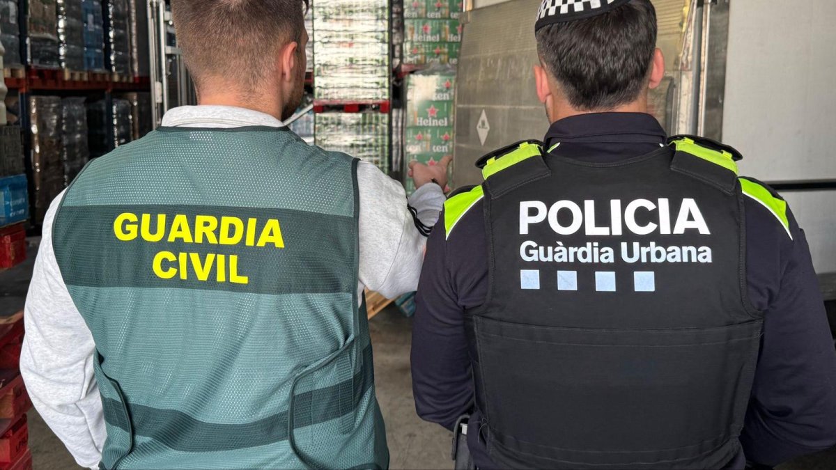 Imatge de la Guàrdia Civil i la Guàrdia Urbana al magatzem.