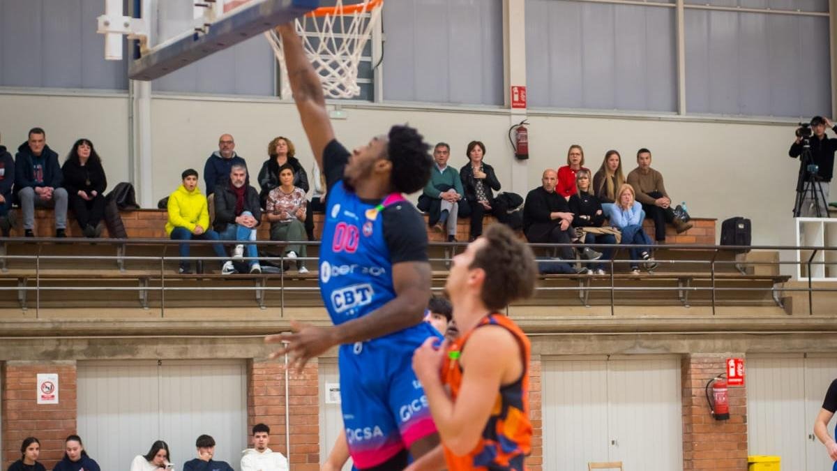 Day Hall durante un duelo con el CBT