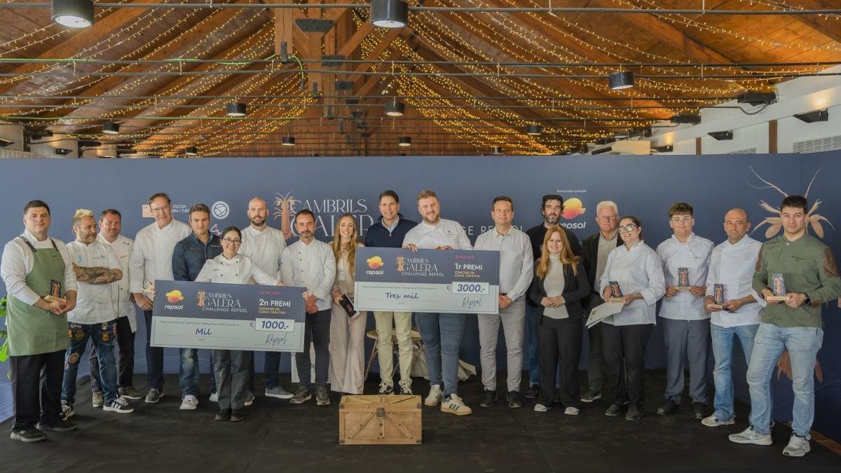 El jurado compuesto por cinco chefs profesionales, junto con los ganadores y la representación insitucional del Ayuntamiento de Cambrils, el AEHT y la Cooperativa Agrícola.