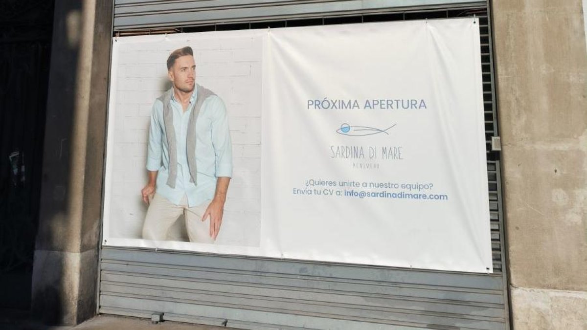 Pancarta que anuncia l'arribada de la marca