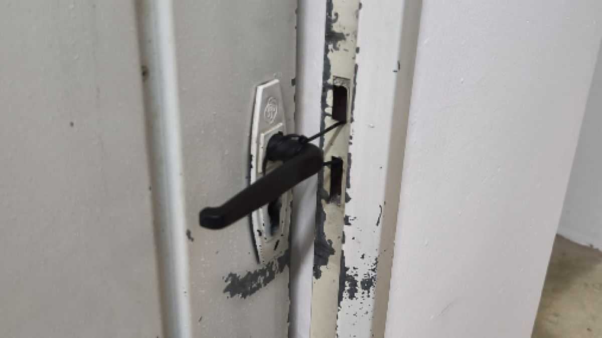 Imatge d'una de les portes dels trasters