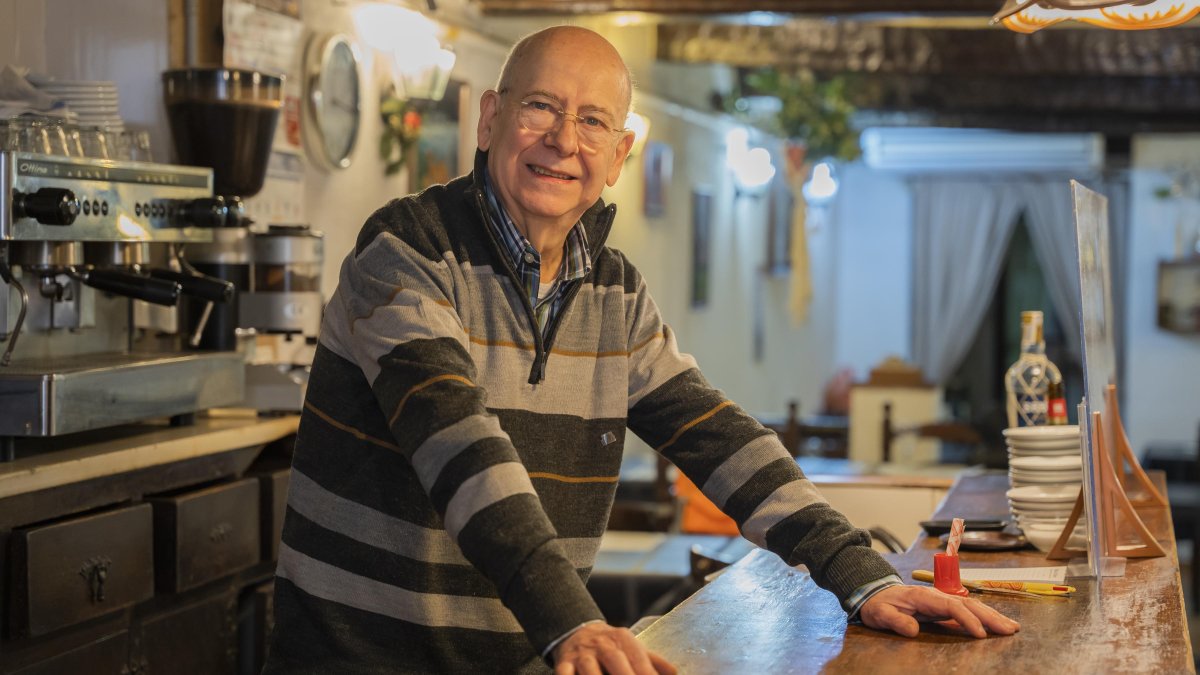 Fotografia del Mesón del Roser de Reus amb el seu responsable i cuiner, Joan Musté, que es jubila aquest dissabte.
