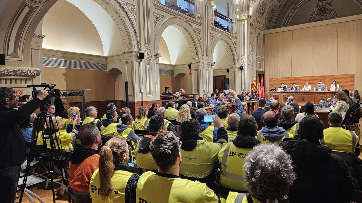 El ple ha comptat amb l’assistència de diversos treballadors de les plantes International Paper i DS Smith.