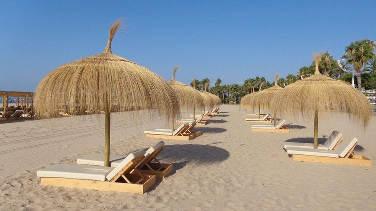 Imagen de algunas hamacas y parasoles instalados en las playas de Cambrils.