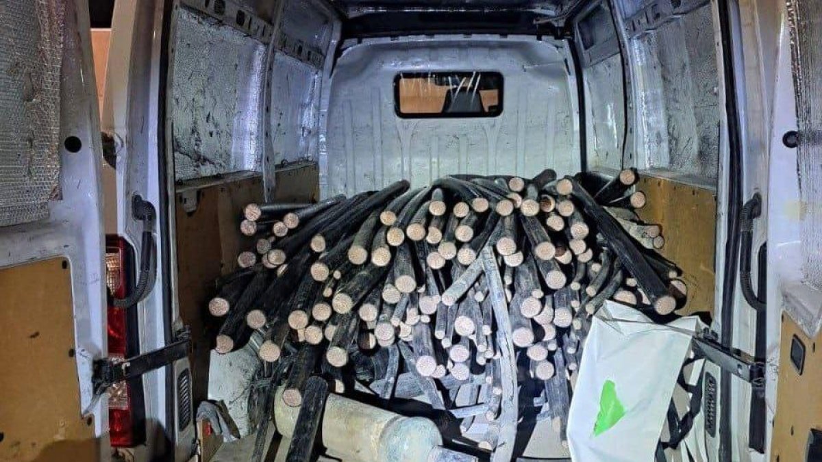 En el interior de la furgoneta localizaron tubos y cables de cobre cortados, los cuales habrían sustraído a una empresa del sector de las telecomunicaciones.