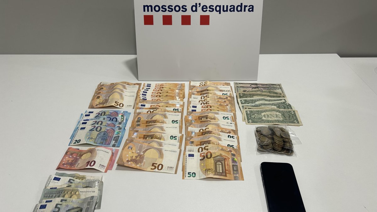 Foto del dinero y objetos recuperados.