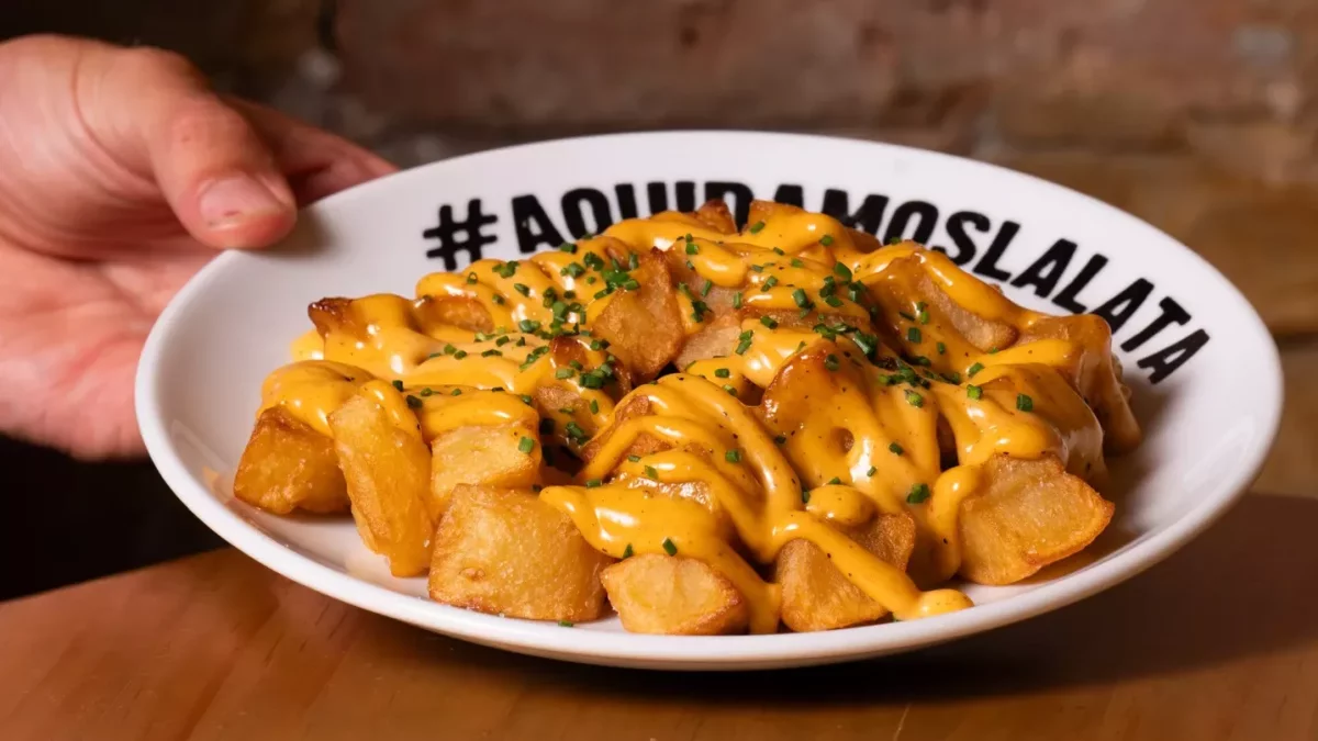Imagen de las patatas bravas que ofrecen en el restaurante 4 Latas de Reus.