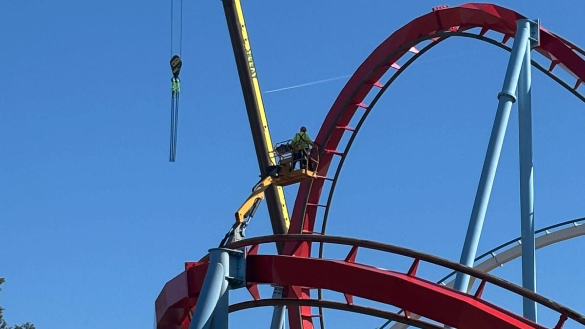 Estat en que es troben les obres de renovació del Dragon Khan.