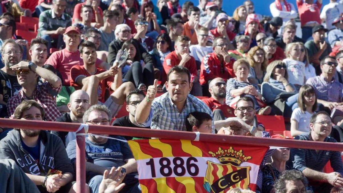 La afición del Nàstic demuestra la pasión por su equipo.