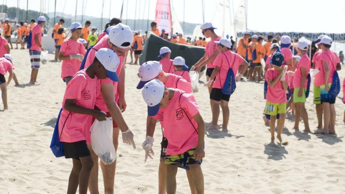 Recollida d'escombraries a la Platja Llarga de Tarragona