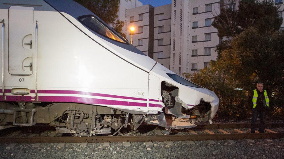 Descarrila un tren a Mont-roig del Camp sense causar ferits en xocar contra una pedra