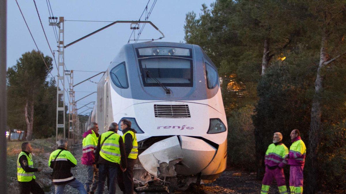 Descarrila un tren a Mont-roig del Camp sense causar ferits en xocar contra una pedra