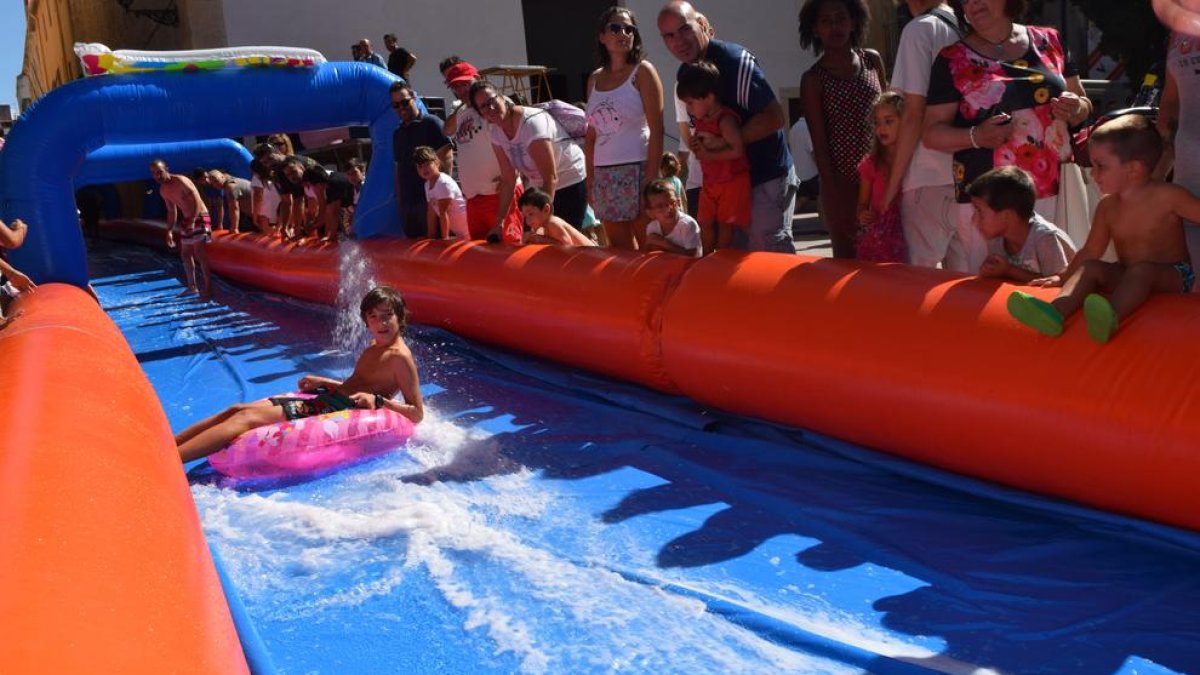 Tobogán acuático a medio gas