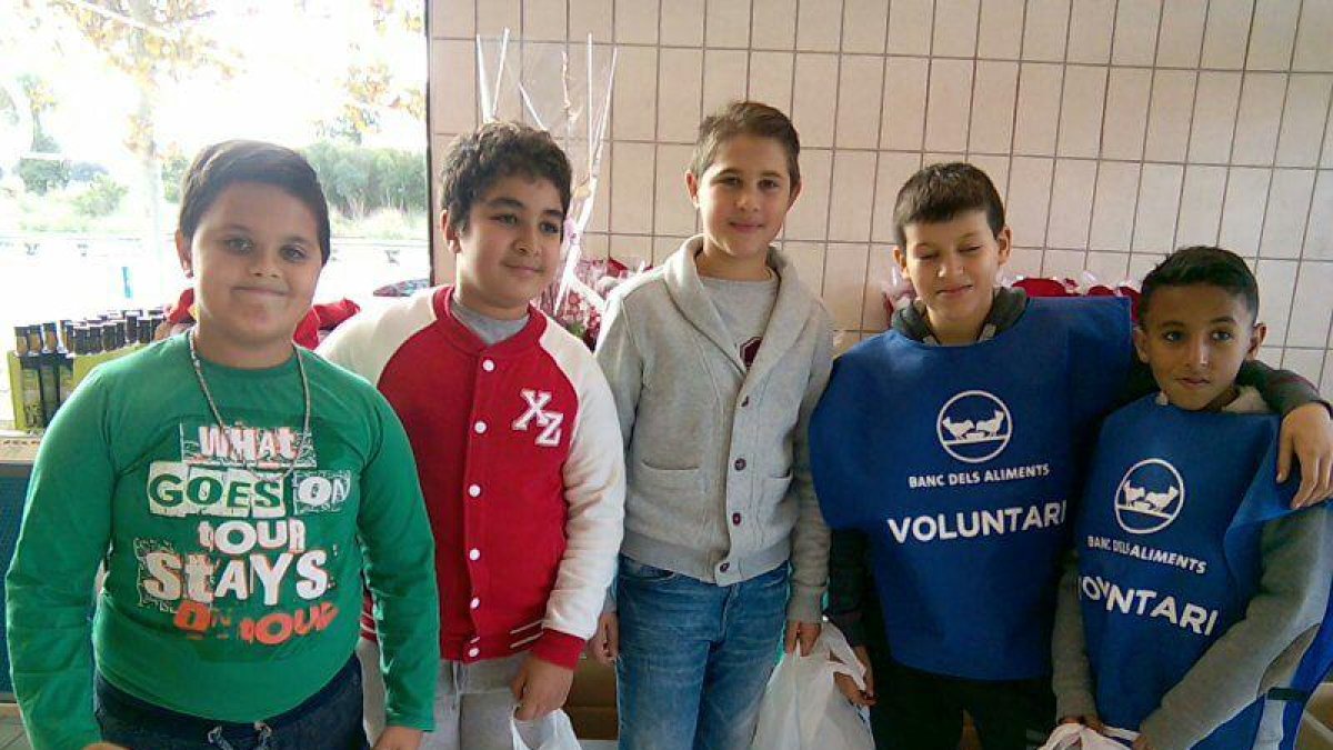 Alumnes del Rosa Sensat fan de voluntaris al Gran Recapte