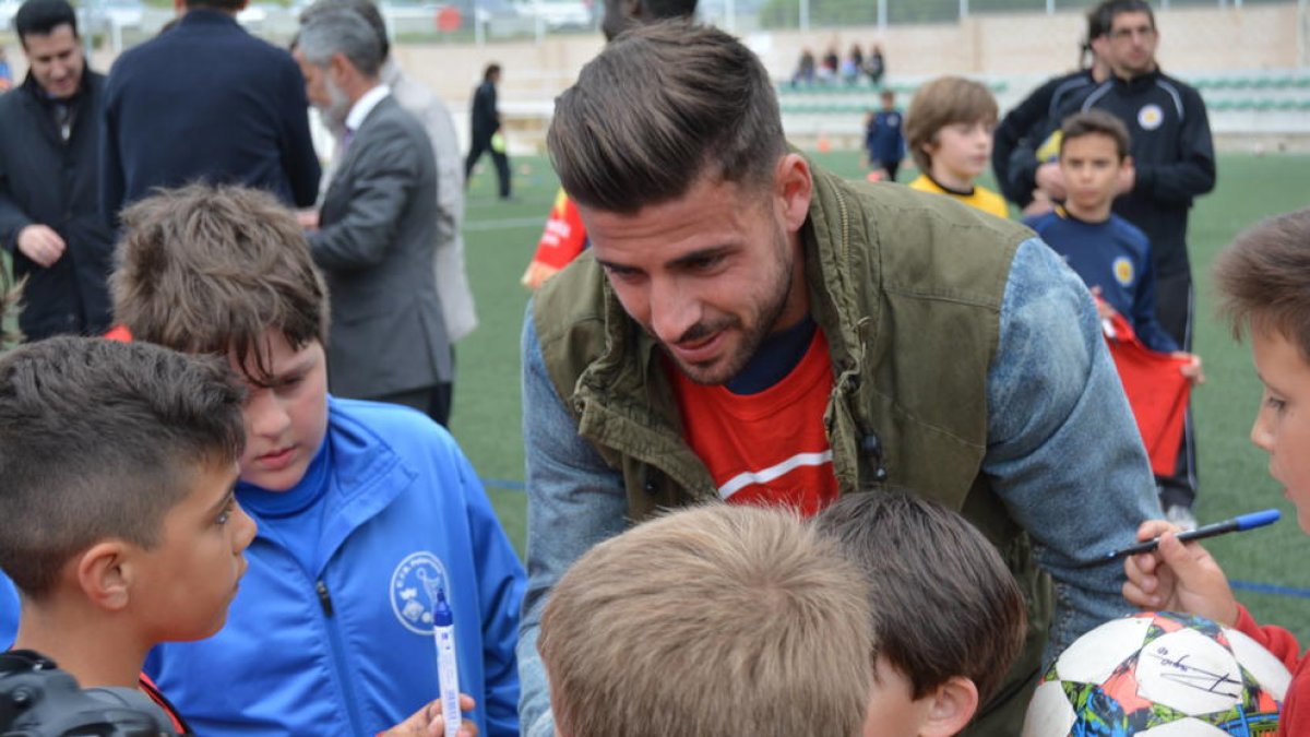 El Nàstic se acerca a los colegios y equipos de fútbol de los barrios tarraconenses
