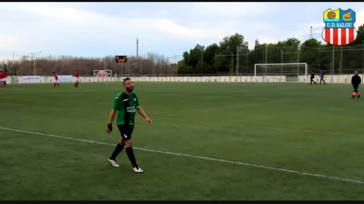 El jugador del Racing Bonavista es dirigeix a l'aficionada de la UD Salou
