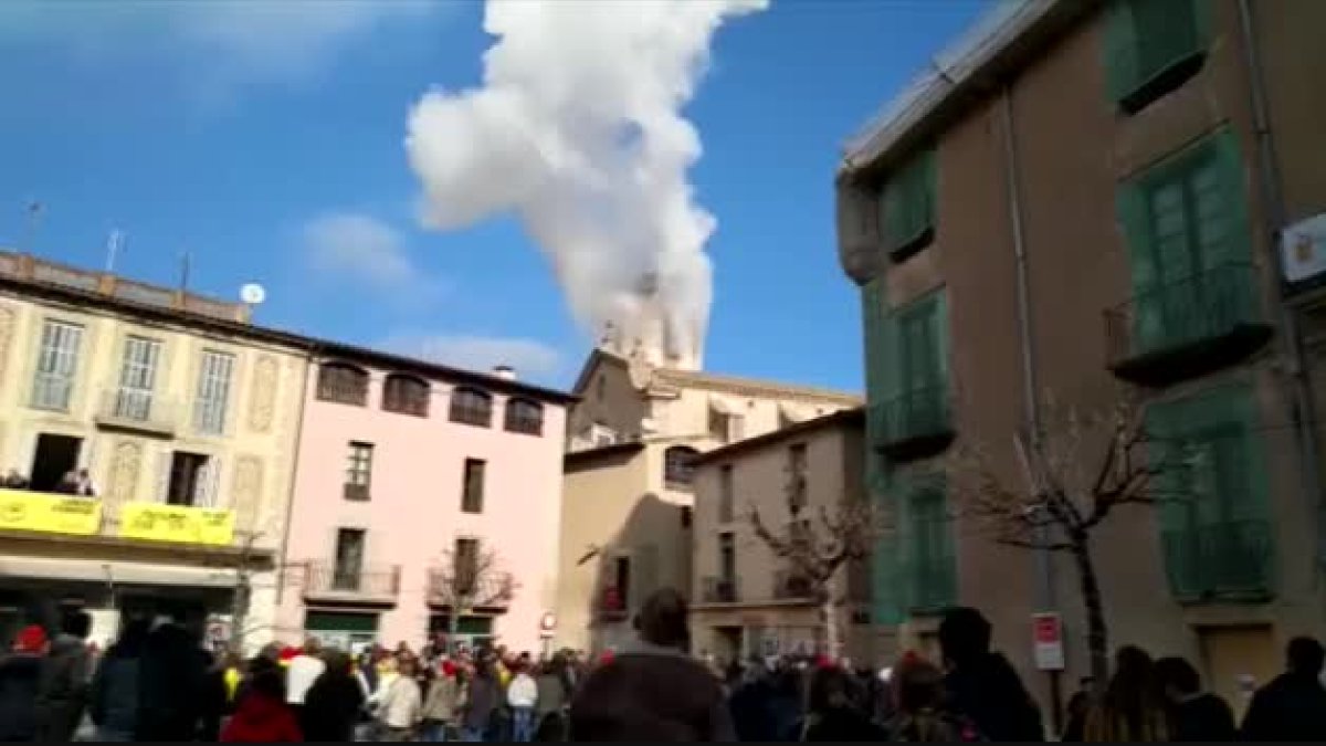 Momento de la explosión en el campanario de Centelles