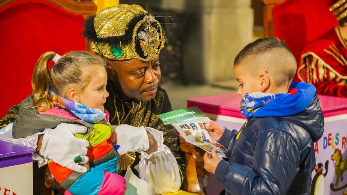 Els nens i nenes de Tarragona entreguen les seves cartes als patges reials