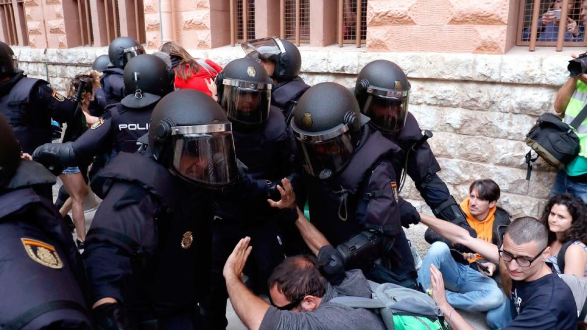 Càrregues policials a l'InsTarragona i la plaça Imperial Tàrraco. 1