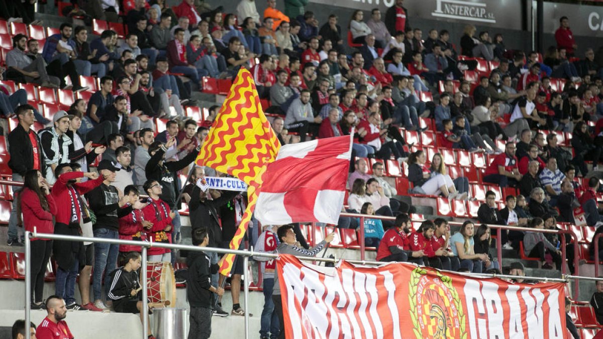 L'ambient al Nou Estadi i la presentació de la base (1)