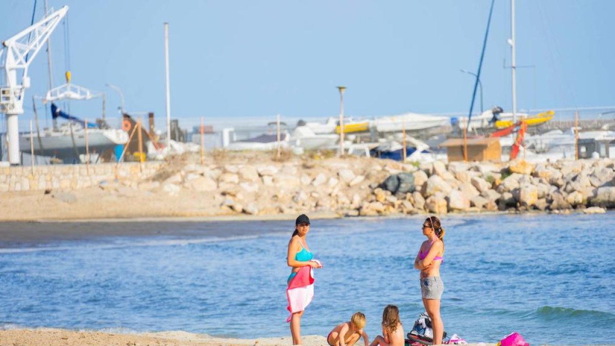 La playa de Salou llena de gente