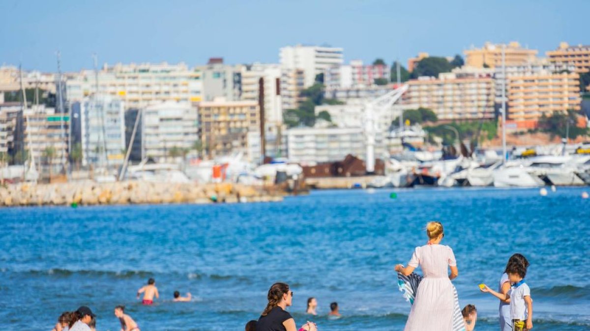 La playa de Salou llena de gente